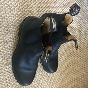 Like New! Black Blundstone with Heel